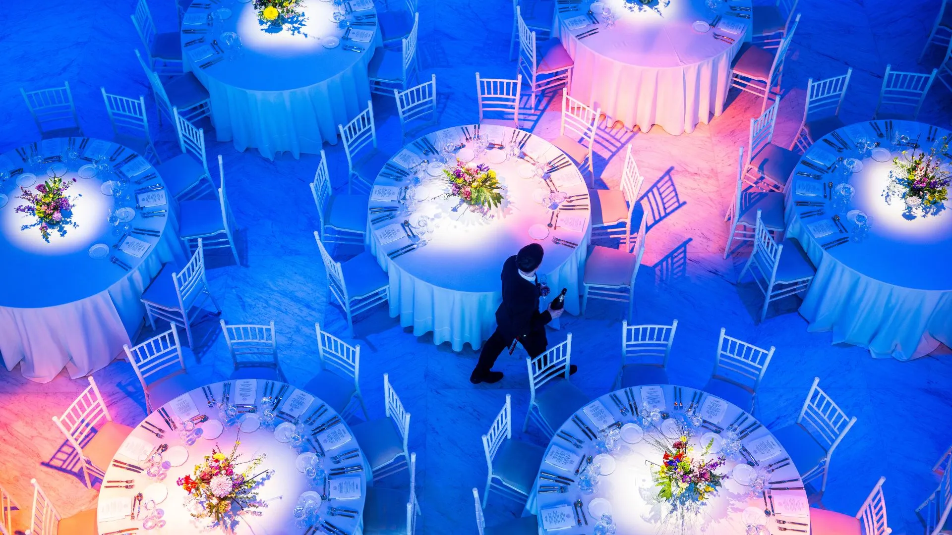 Montagem de mesas para o jantar de gala da RINGANA no Faena Art Center, Buenos Aires.