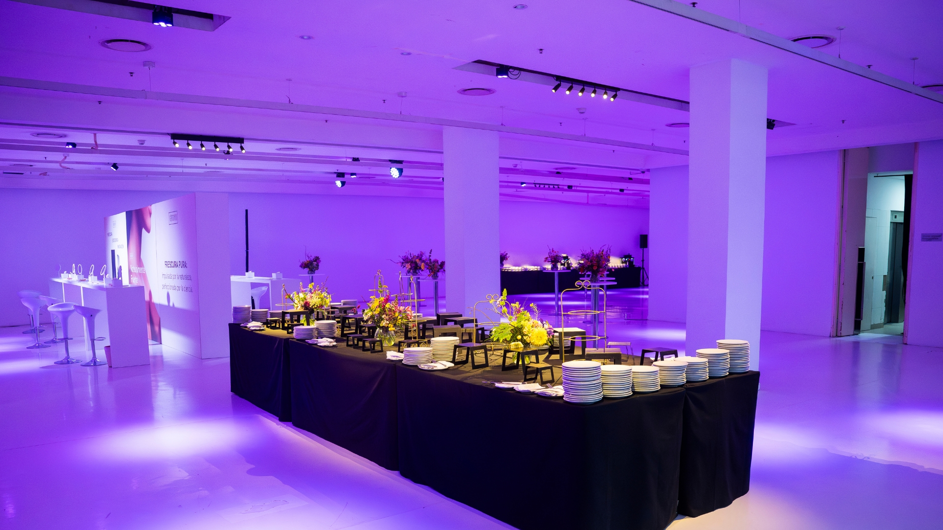 Área de catering e estande de produtos durante o lançamento da RINGANA no Faena Art Center, Buenos Aires.