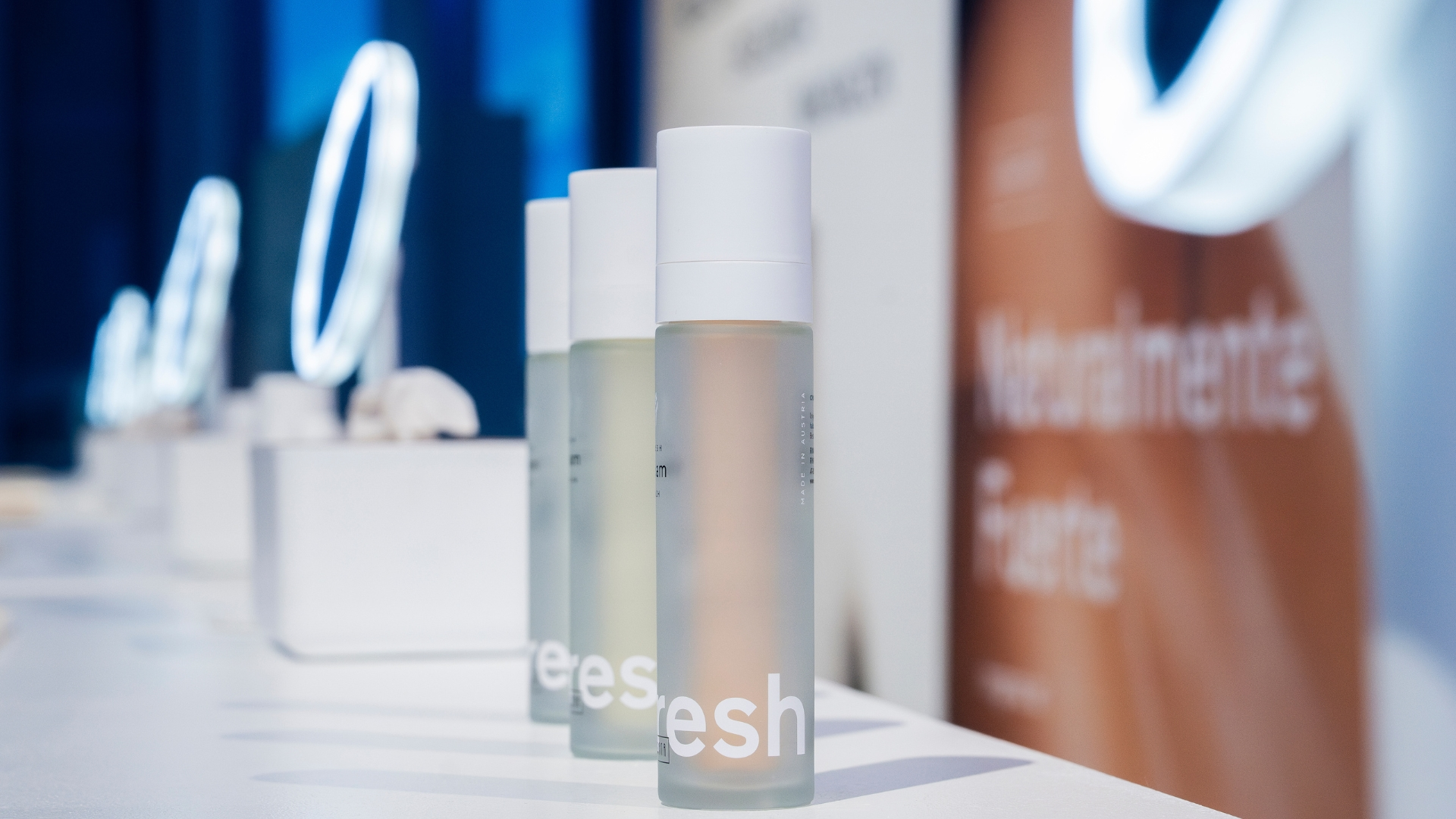 Produtos de cosmética RINGANA exibidos durante o lançamento da marca no Faena Art Center, Buenos Aires.